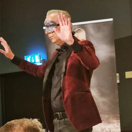 Goochelaar Jan Smulders vertoont zijn Deep Focus act geblindeerd tijdens een optreden voor DAF Trucks.