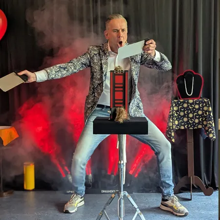 Goochelaar Jan Smulders bereidt zich met volle focus voor op zijn magische podiumact voor de leerlingen van De Koperakker.