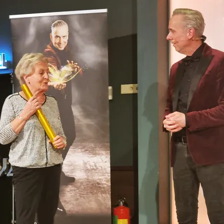 Interactief mentalisme: een toeschouwer kleurt een DAF-truck in tijdens de show van Jan Smulders.