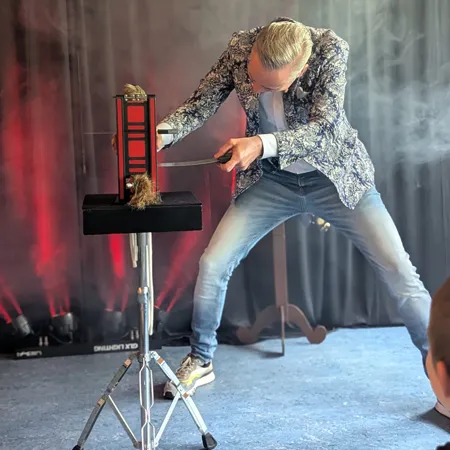 De dynamische en spectaculaire podiumact van Goochelaar Jan Smulders tijdens het 40-jarig jubileum van Basisschool De Koperakker.