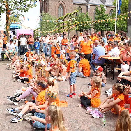 Groot publiek kijkt aandachtig naar de podiumshow van Goochelaar Jan Smulders in Rijsbergen.