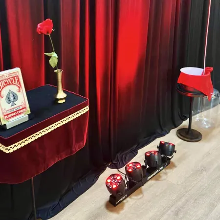 De professionele schiettafel en sfeervolle verlichting van Goochelaar Jan Smulders in het verzorgingstehuis.