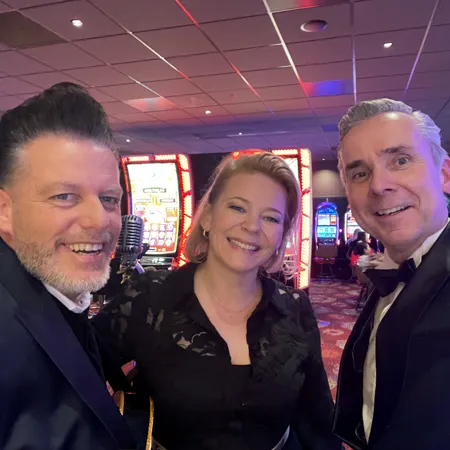 Goochelaar Jan Smulders op de foto met muzikanten William Smulders en Lieke Grey tijdens de Christmas Magic tour bij Holland Casino.