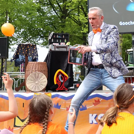 Goochelaar Jan Smulders laat een lege zwarte box zien aan het publiek in Rijsbergen voor de kubus-truc.
