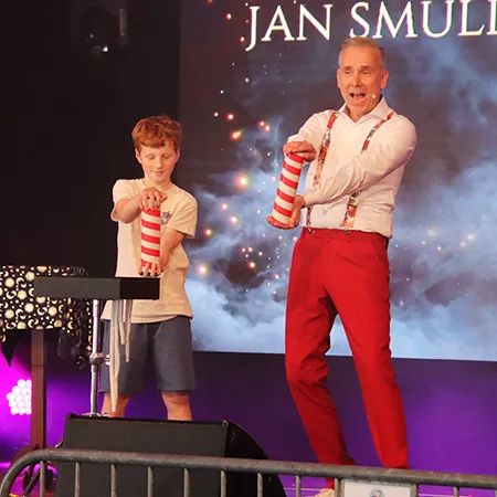 Goochelaar Jan de Magiër voert de interactieve koker- en flesjestruc uit tijdens zijn familieshow in Herveld.