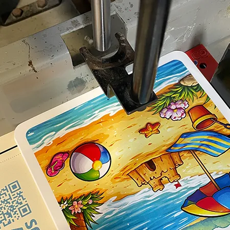 Detailopname van het productieproces: het boren van de seizoenskaarten voor de goocheltruc 4 Seasons Miracle in de werkplaats van Jan Smulders.