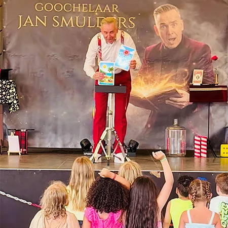 Goochelaar Jan Smulders live op groot podium tijdens een show voor kinderen met de act 4 Seasons Miracle.