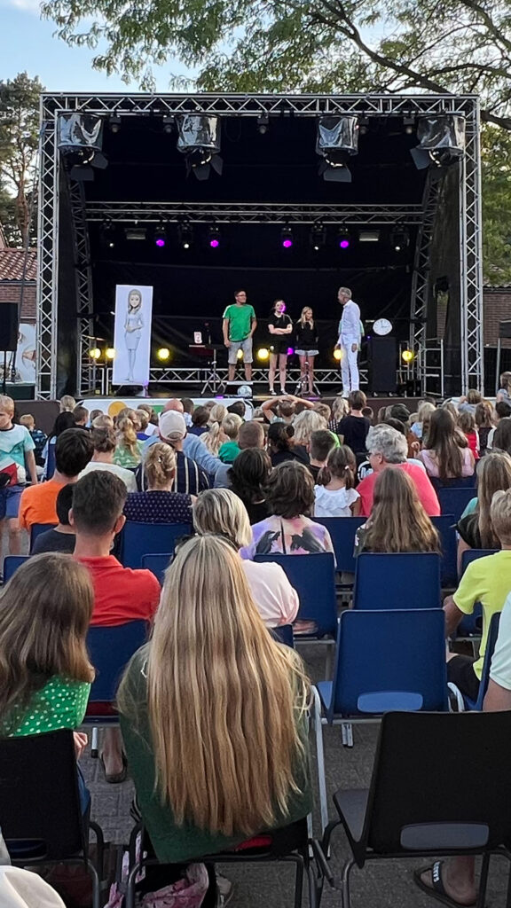 Podium met Goochelaar