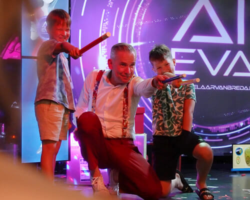 Goochelaar met kinderen die op de foto gaan.