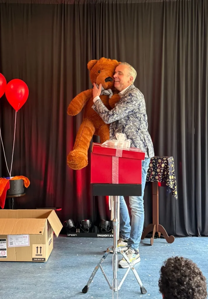 Goochelaar Jan Smulders verrast leerlingen van Basisschool De Koperakker met een magische beer tijdens het 40-jarig jubileum.