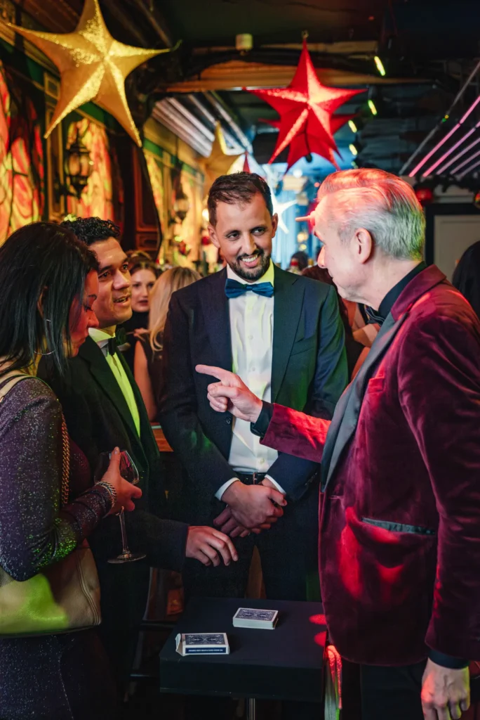 Goochelaar Jan Smulders in actie tijdens een bedrijfsfeest bij de Holy Moly Club in Breda, waar hij gasten verbaast met tafelgoochelen.