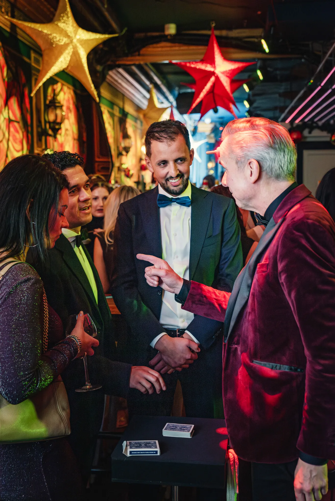 Goochelaar Jan Smulders in actie tijdens een bedrijfsfeest bij de Holy Moly Club in Breda, waar hij gasten verbaast met tafelgoochelen.