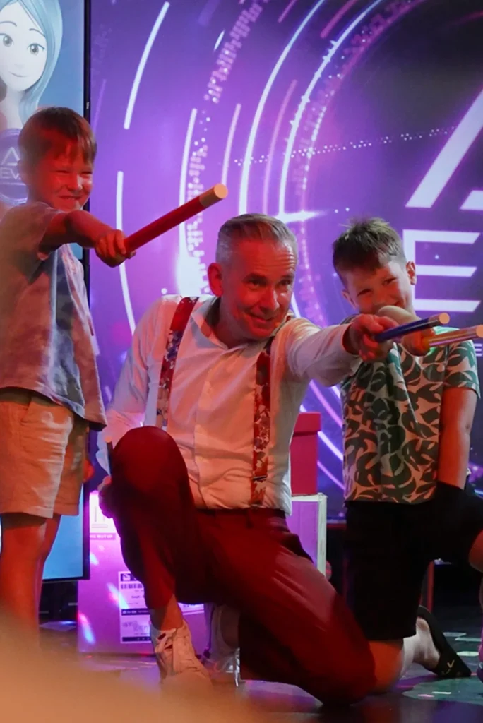 Goochelaar Jan Smulders op de foto met enthousiaste kinderen na de AI EVA show bij Molecaten.