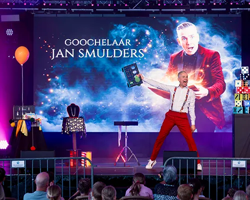 Goochelaar voor familie- en kindershows tijdens een interactief optreden in Herveld